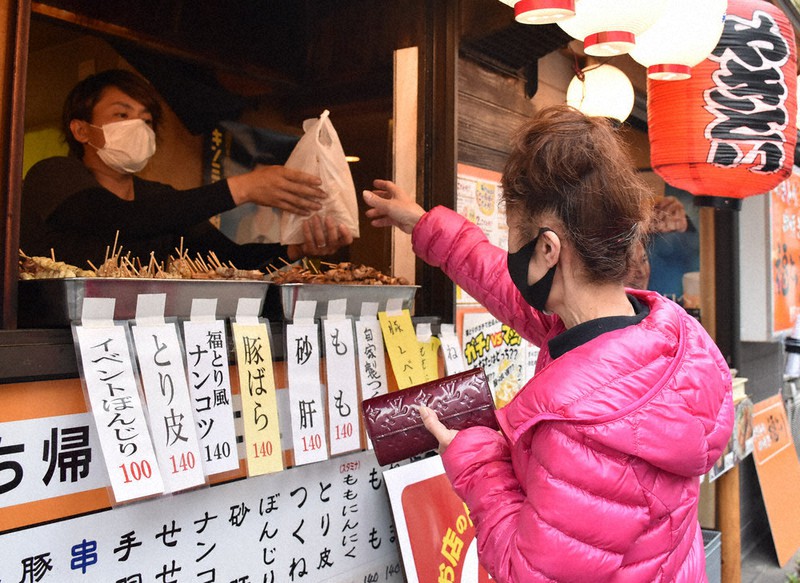 テークアウトに力を入れる焼き鳥店。購入した女性は常連客で、以前はよく店内で食べていたという=水戸市泉町で