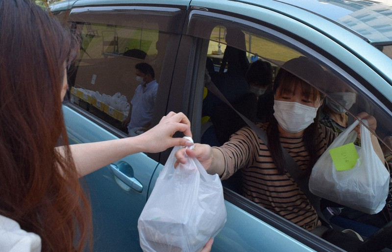 注文した弁当を車に乗ったまま受け取る利用客=福岡市城南区で、2020年5月5日、青木絵美撮影