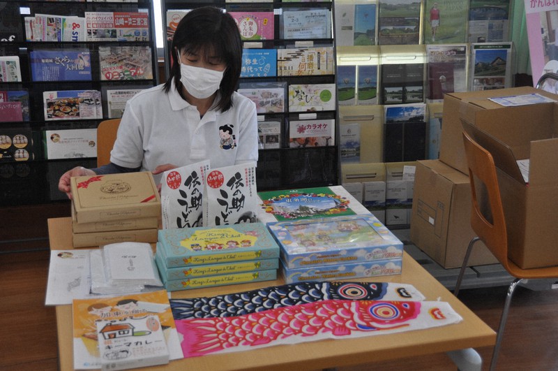 「コロナゼロ」との思いを込めた5670円の土産品セット=兵庫県加東市観光協会で、関谷徳撮影