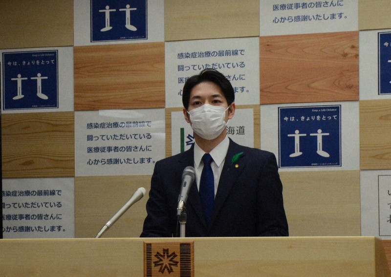 記者会見で休業要請継続や支援金について説明する鈴木直道知事=札幌市中央区の道庁で2020年5月6日午後6時20分、山下智恵撮影