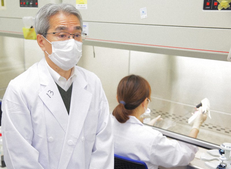 新型コロナウイルスのワクチン開発に取り組む大阪大微生物病研究所の松浦善治教授=大阪府吹田市の同研究所で2020年4月20日、菱田諭士撮影
