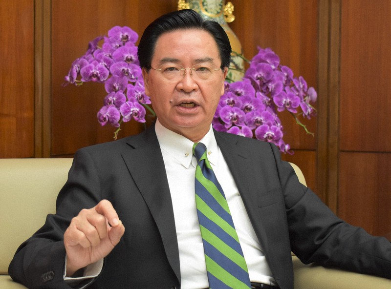 インタビューに応じる台湾の呉釗燮外交部長=台北市の台湾外交部で2020年5月7日、福岡静哉撮影