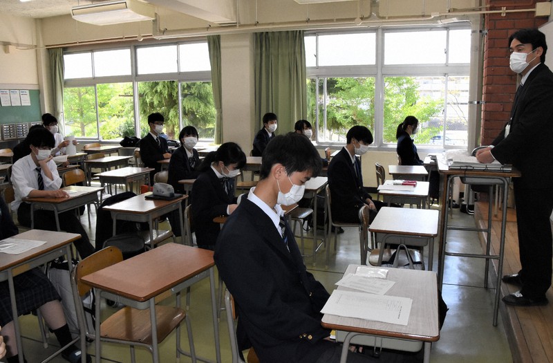 学校再開の朝のホームルーム。新型コロナウイルスの感染防止のため、クラスの半分の生徒が登校した=鳥取市湖山町北3の鳥取県立鳥取湖陵高で2020年5月7日午前8時55分、野原寛史撮影