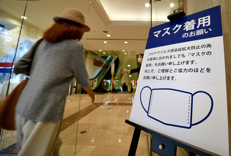 買い物客にマスクの着用を呼びかけて営業を再開した鶴屋百貨店=熊本市中央区で2020年5月7日午前10時、清水晃平撮影