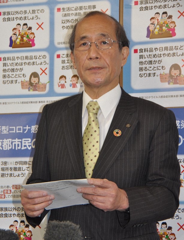 記者団の取材に応じる京都市の門川大作市長=市役所で2020年5月7日午後2時4分、小田中大撮影