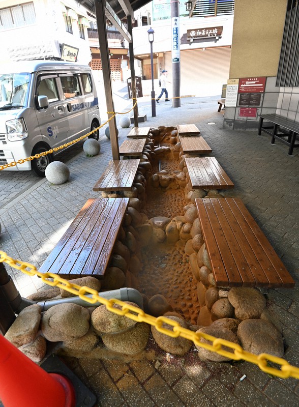 兵庫県の旅館への休業要請が解除されたが、「金の湯」の足湯は依然として閉鎖したまま=神戸市北区で2020年5月7日午後2時13分、北村隆夫撮影