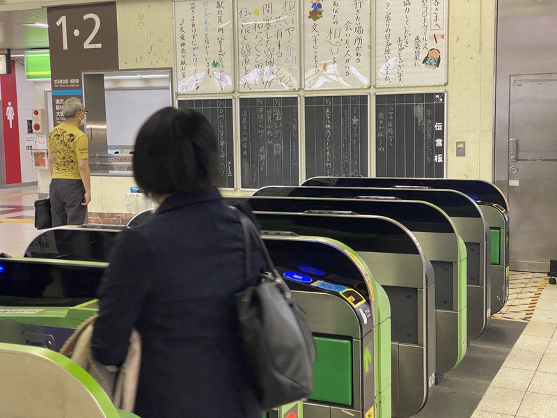 改札前に復活した伝言板が人気 コロナ禍の中、乗降客が思い思いに