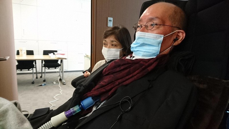 舩後靖彦参院議員(右)=舩後靖彦事務所提供