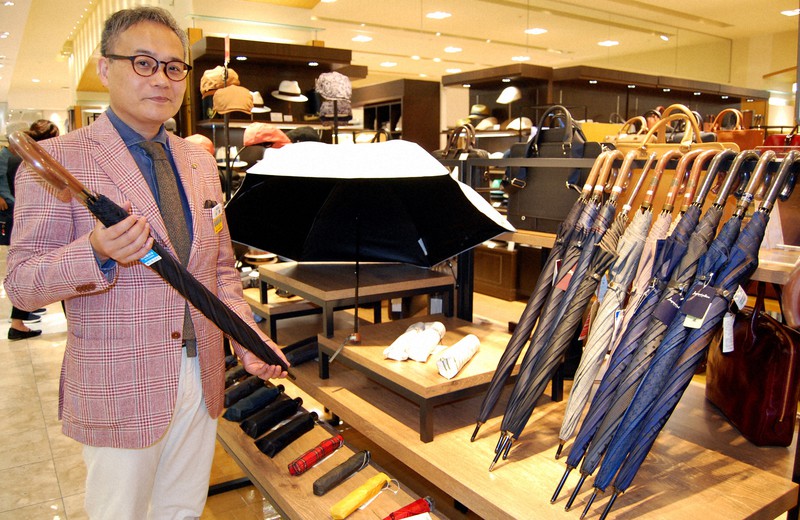 男性向けの日傘が並ぶ紳士用品売り場。日傘をさすと自然と距離があくという=福岡市中央区で2018年8月3日、山崎あずさ撮影