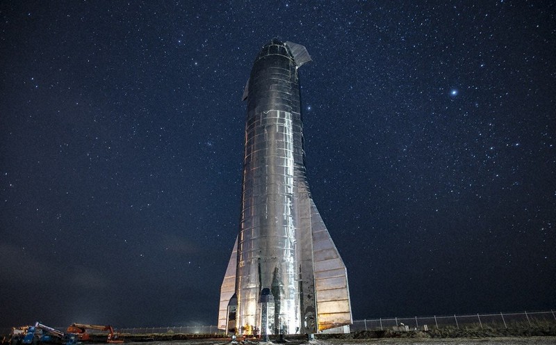 2019年9月に公開された、大型宇宙船「スターシップ」の試作機=スペースX提供