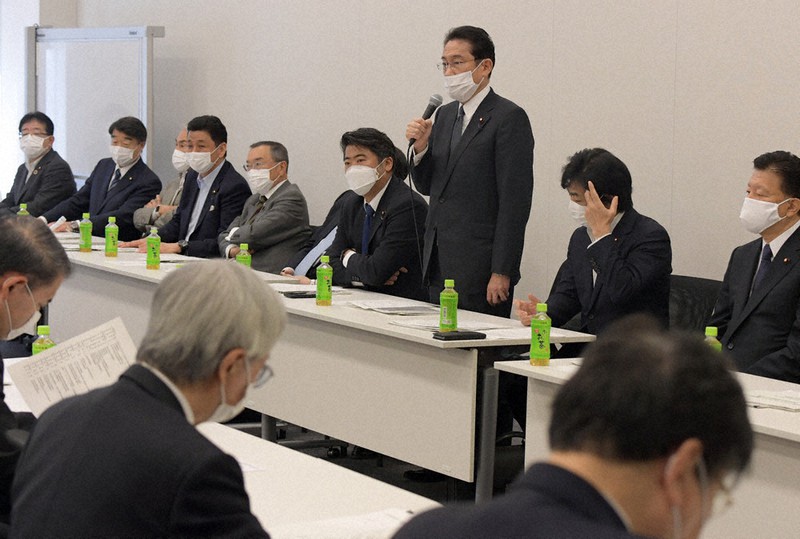 自民党経済成長戦略本部・新型コロナウイルス関連肺炎対策本部合同会議で話す岸田文雄政調会長(右から3人目)=衆院第1議員会館で7日、竹内幹撮影