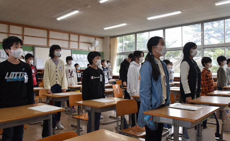学校が再開され、朝礼で起立する象潟小学校の児童=秋田県にかほ市で7日、高野裕士撮影