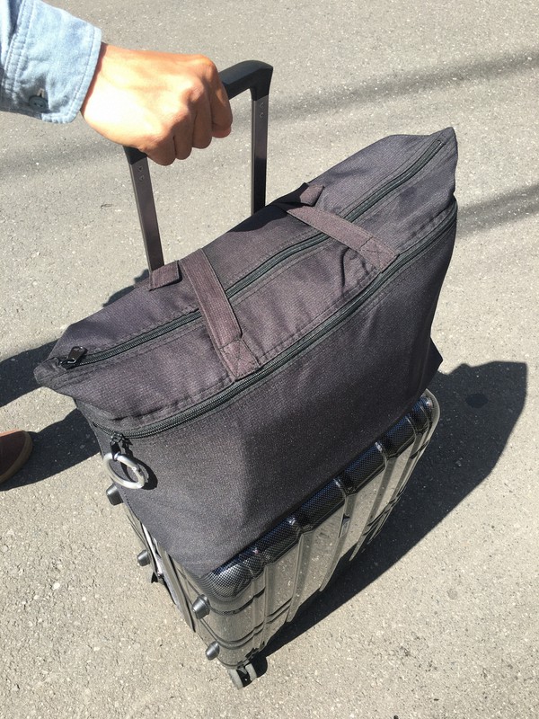 都が借り上げた宿泊先を出て、手荷物を持って路上生活に戻る男性=東京都台東区で2020年5月7日午後1時43分、斎藤文太郎撮影