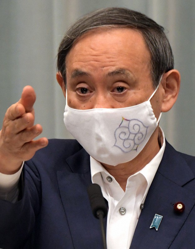 アイヌ文様が入ったマスクを着用して記者会見する菅義偉官房長官=首相官邸で2020年5月7日午前11時43分、竹内幹撮影