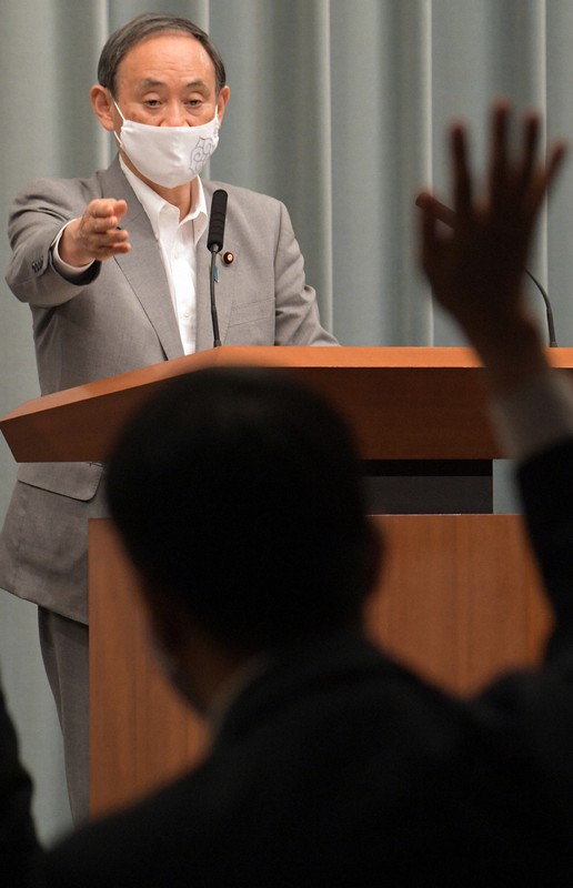 記者会見する菅義偉官房長官=首相官邸で2020年5月8日午前11時24分、竹内幹撮影
