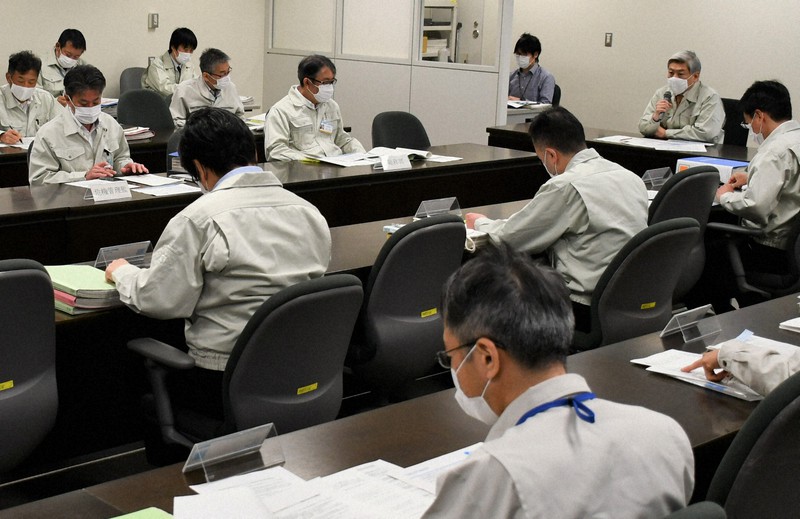 新型コロナ対策会議で、各部局から閉庁中の対応や課題を聞き取る佐藤健司市長(右奥)=大津市役所で2020年5月7日、礒野健一撮影