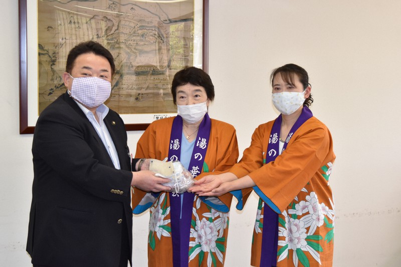 心配の声にサラシのマスクで謝意 湯本温泉の女将ら 祭り中止で再利用 福島 毎日新聞