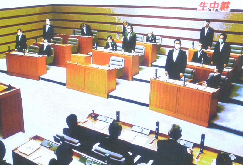 町職員の給与カットの条例案を採決する議員ら(新型コロナウイルス対策で町役場内に設置されたテレビ中継映像から)=石川県志賀町で2020年5月8日午前10時43分、阿部弘賢撮影