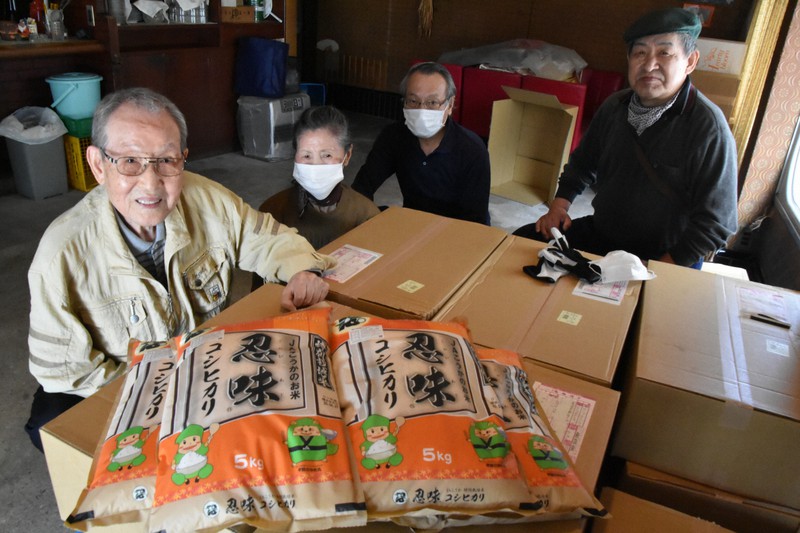 町内会の100世帯に米を配ることを発案した大塚辰男さん(左端)と町内会役員のみなさん=大阪市東成区で2020年5月8日、森口沙織撮影