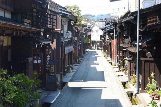 緊急事態宣言の延長を受け、ほぼ全ての店舗の休業が延長され人影のない古い町並み=岐阜県高山市で2020年5月7日(写真と記事は無関係です)