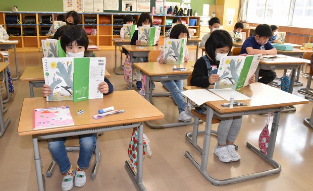 授業が再開され国語の教科書を熱心に読む児童=秋田県にかほ市の小学校で2020年5月7日、高野裕士撮影(写真と記事は無関係です)