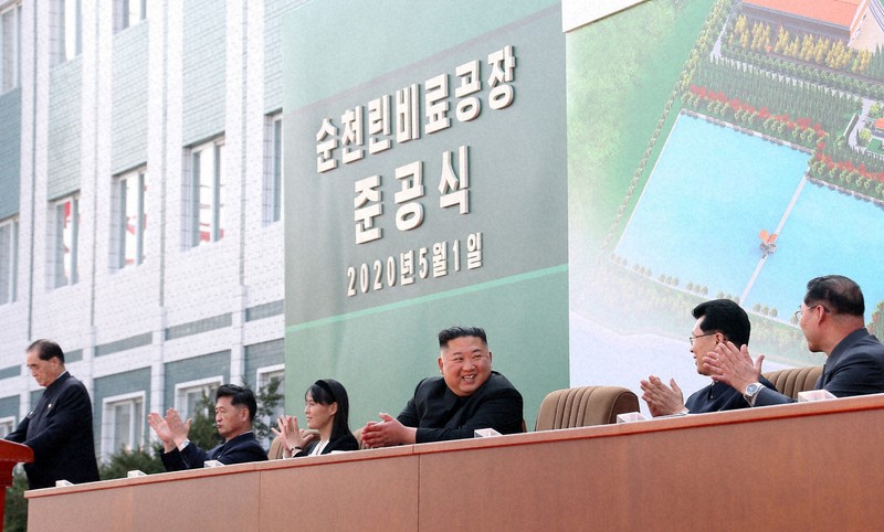 1日の北朝鮮平安南道の順川リン酸肥料工場の竣工式に参加した金正恩(キム・ジョンウン)朝鮮労働党委員長=朝鮮中央通信・朝鮮通信、5月2日配信