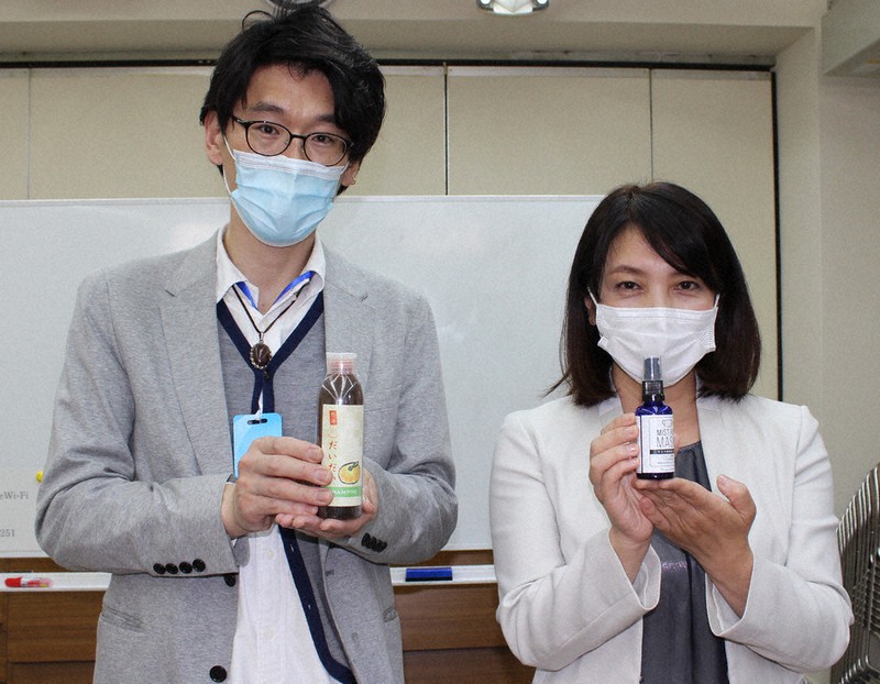 片上隆志さん(左)の「熱海だいだいシャンプー」と松本弥生さんの「ミスト・フォー・マスク」=静岡県の熱海商工会議所で