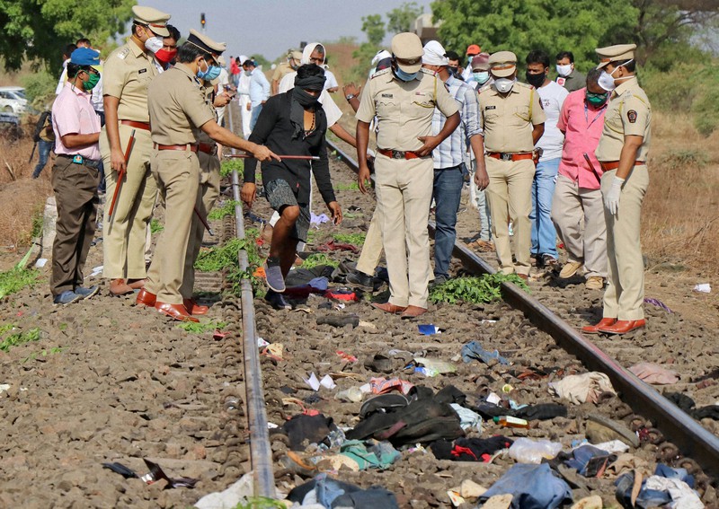 出稼ぎ労働者が貨物列車にひかれて死亡した現場を調べる警察官=インド西部マハラシュトラ州で2020年5月8日、ロイター