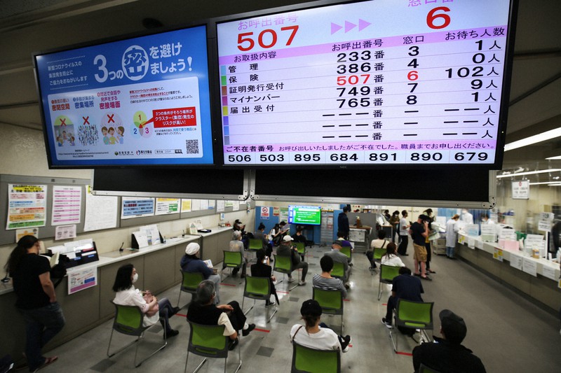 マイナンバーカードの暗証番号の再設定などで多数の人が訪れた大阪市中央区役所の窓口。待合のいすを、間隔を空けて配置するなどした=大阪市中央区で2020年5月8日午後3時59分、小出洋平撮影