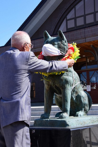 いつまでも見守って」 マスク姿のハチ公銅像に花の首輪 秋田・大館で