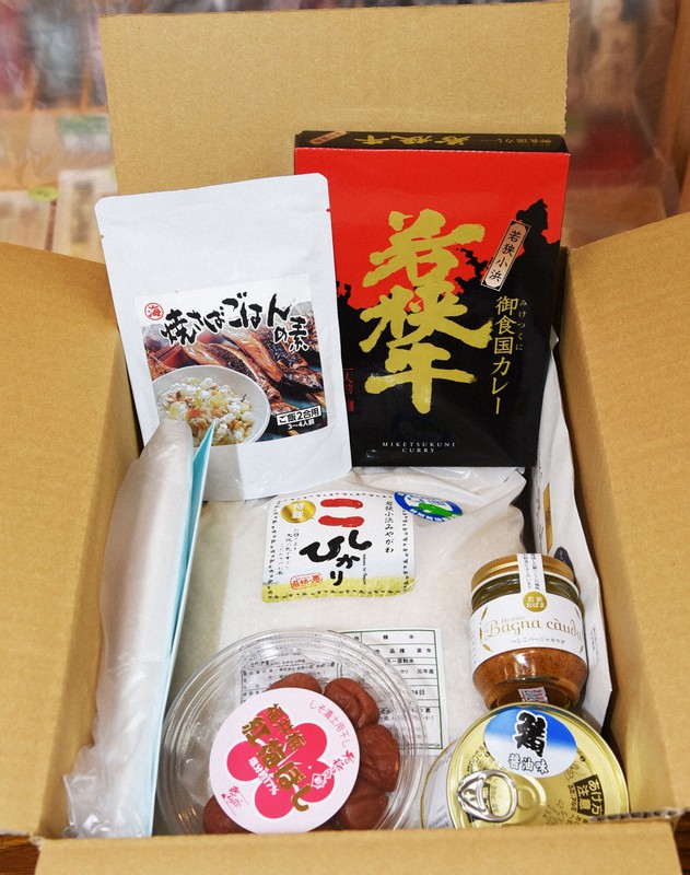 「市外でがんばる小浜の若者 食で応援事業」で送られた産品。マスクも入っている=小浜市提供
