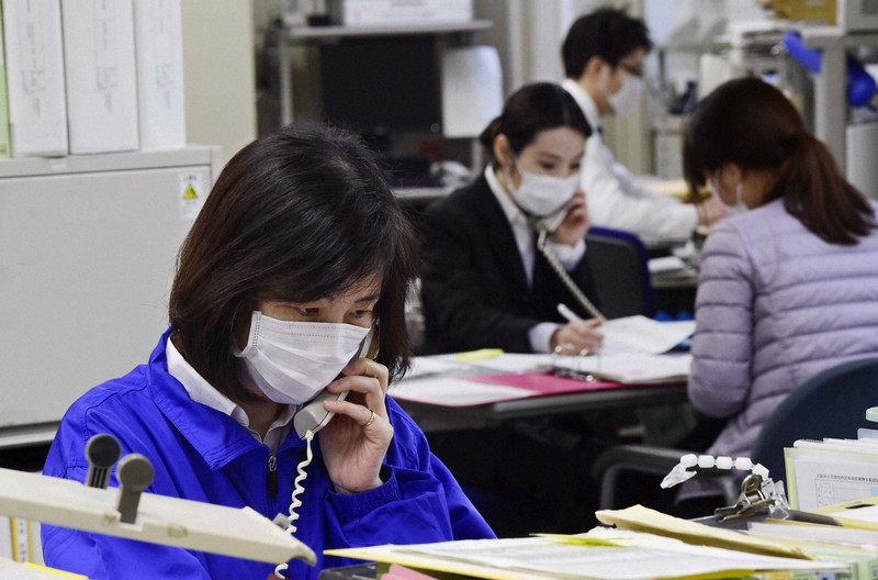 市民らからの電話相談に追われる保健福祉センターの職員=大阪市中央区役所で2020年4月30日、藤井達也