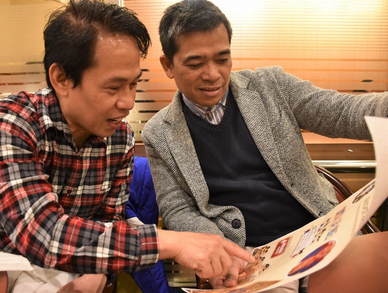 インドネシア人向けのイベントを企画する「東北家族」のイスワユディさん(右)ら=仙台市青葉区で2020年3月1日午後2時24分、藤田花撮影