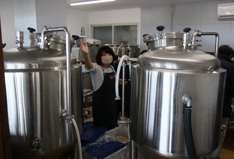 仕込みが始まった醸造所内の説明をする佐久間快枝代表=千葉県銚子市犬吠埼の銚子ビール犬吠醸造所で2020年5月9日午前9時53分、近藤卓資撮影