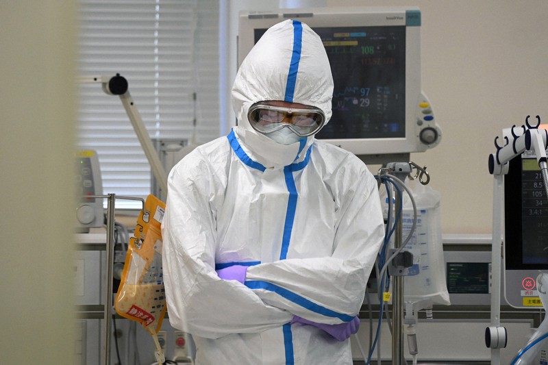 集中治療室で新型コロナウイルス重症患者の処置をした後、今後の治療方針について考える医師の増山智之さん=さいたま市大宮区の自治医科大学付属さいたま医療センターで2020年4月30日、大西岳彦撮影
