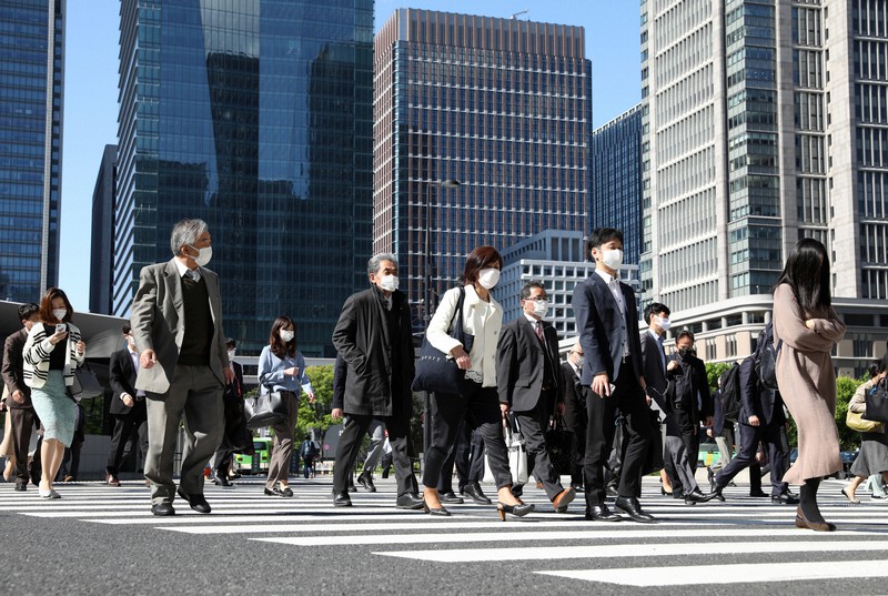 緊急事態宣言の延長が決まった大型連休明け、マスク姿で出勤する人々=東京都千代田区で2020年5月7日、小川昌宏撮影