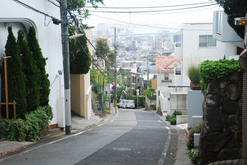 長峰坂のなかほどからの眺望。眼下には神戸らしい町並みが広がる=神戸市灘区で、藤顕一郎撮影