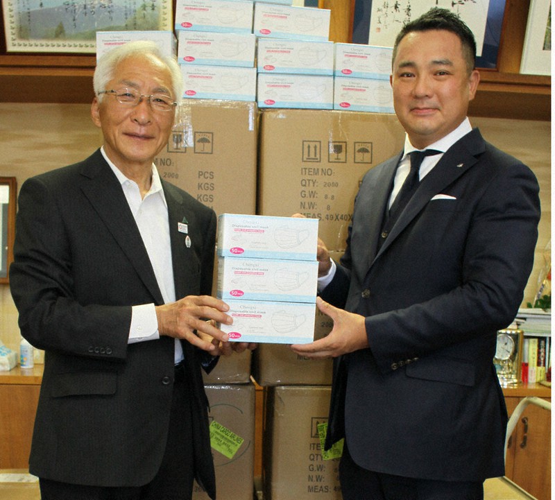 広瀬栄市長(左)にマスクを贈る三宮正裕社長=養父市役所で、松田学撮影