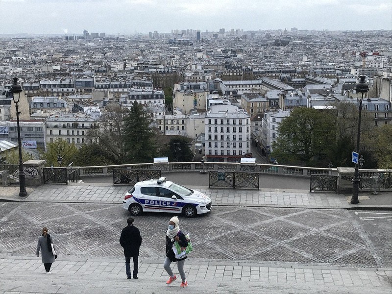 違法な外出を取り締まるため、警察がパトロールする観光名所のサクレクール寺院前=パリで2020年4月3日午後3時25分、久野華代撮影