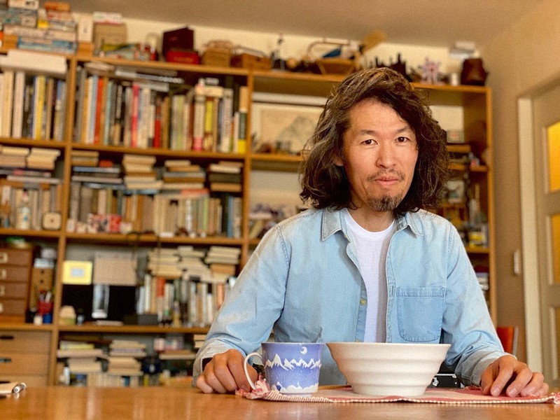シェルパシチューを食べる竹内洋岳=2020年5月7日午前11時58分、ハニーコミュニケーションズ提供