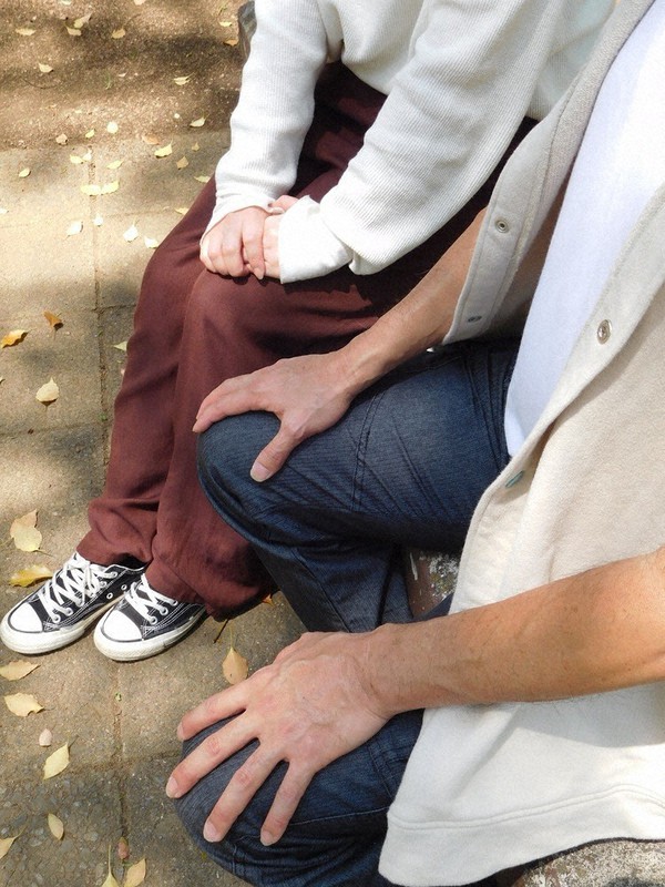 「もっと早く入院できなかったのか」と語る男性の長男(右)と孫=埼玉県内で5月1日、椋田佳代撮影