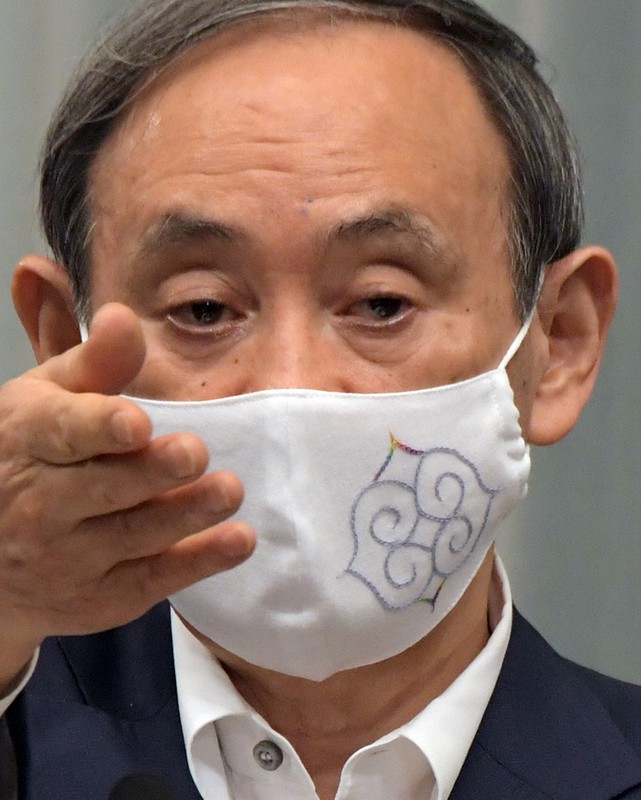 アイヌ文様が入ったマスクを着用して記者会見する菅義偉官房長官=首相官邸で2020年5月7日午前11時45分、竹内幹撮影
