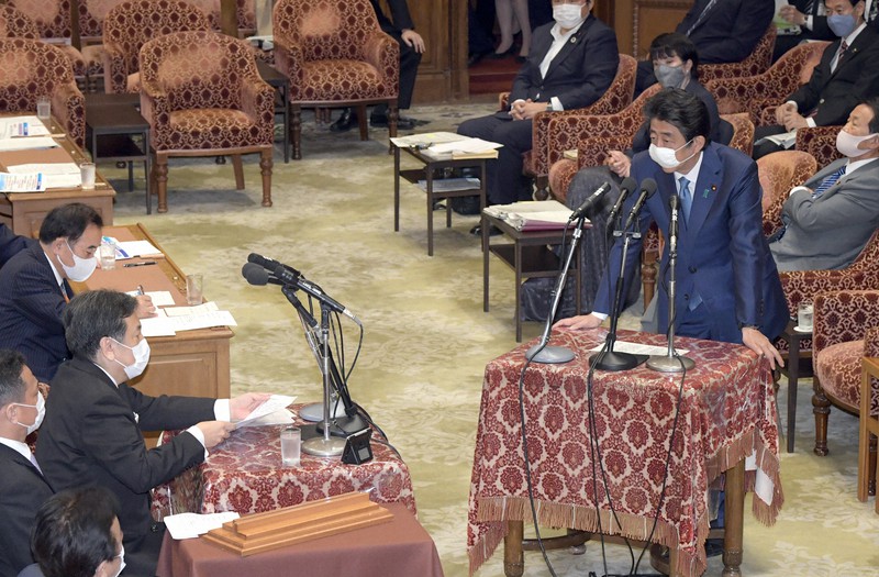 衆院予算委員会で立憲民主党の枝野幸男代表(左)の質問に答える安倍晋三首相(右)=国会内で2020年5月11日、竹内幹撮影