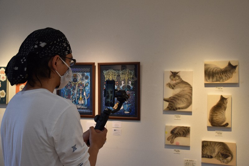 作品を動画で撮影をする吉田雅信さん=和歌山市満屋で2020年5月10日午前11時30分、橋本陵汰撮影