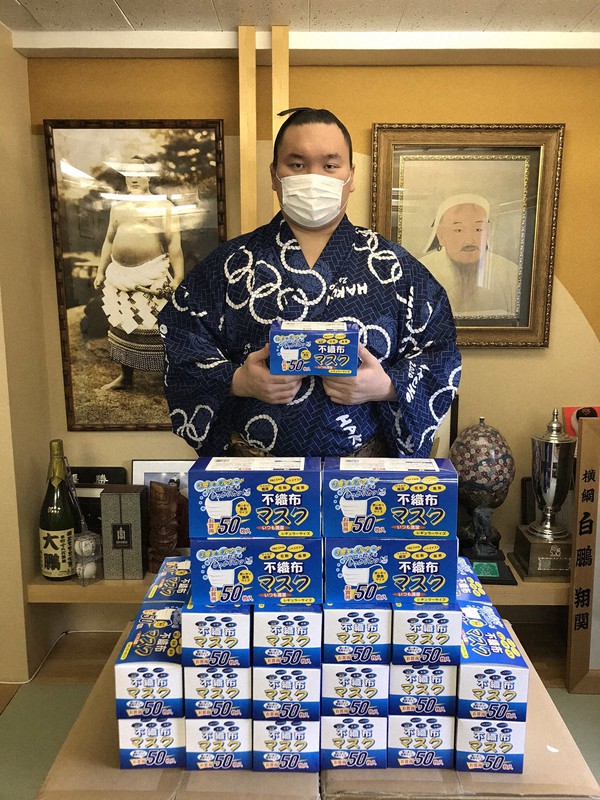 日本とモンゴルの医療従事者らにマスクを寄贈する白鵬