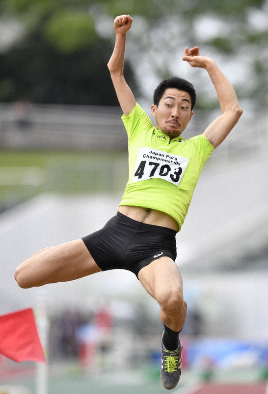 19年7月のジャパンパラ大会で走り幅跳びの試技をする芦田。東京パラリンピックの目玉選手の一人だ=藤井達也撮影