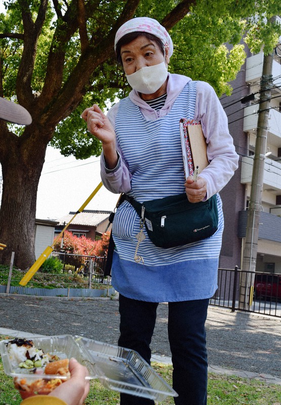 感染対策をしながら作った弁当を生活困窮者の人たちに提供するNPO法人「美野島めぐみの家」の瀬戸紀子理事長=福岡市博多区で2020年4月28日午後0時48分、青木絵美撮影