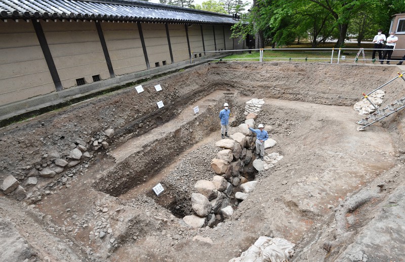 京都仙洞御所内で発見された石垣など「京都新城」の遺構=京都市上京区で2020年5月12日午後2時37分、川平愛撮影