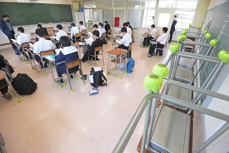 学校が再開され授業を受ける生徒たち。しかし、一斉休校が継続されたままの地域も少なくない(本文と写真は関係ありません)=大分市で2020年5月11日午前11時28分、津村豊和撮影
