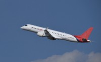 試験飛行で名古屋空港を離陸するスペースジェット＝2020年3月18日、兵藤公治撮影